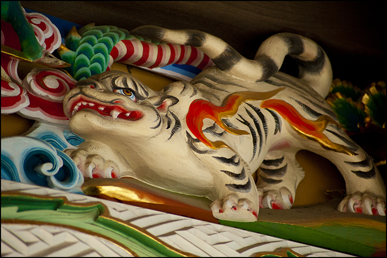 拝殿正面彫刻・白虎