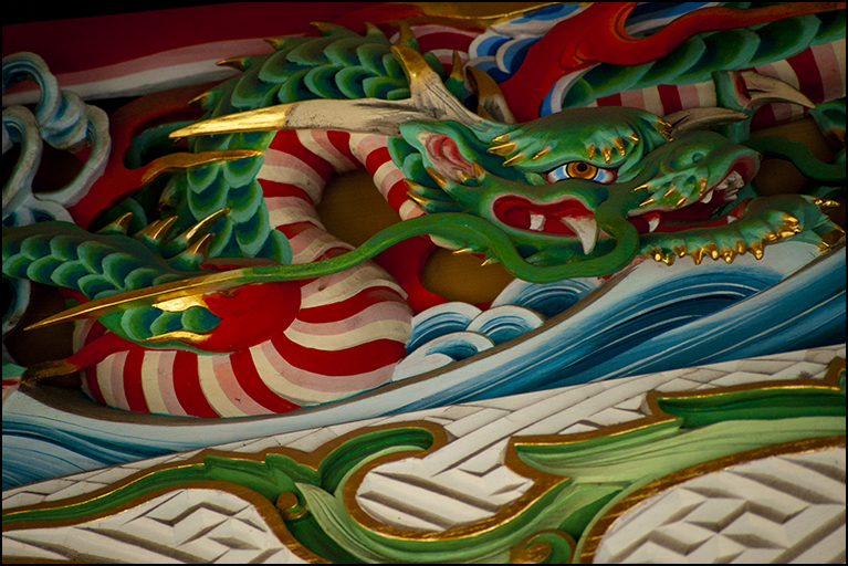 拝殿正面彫刻・青龍