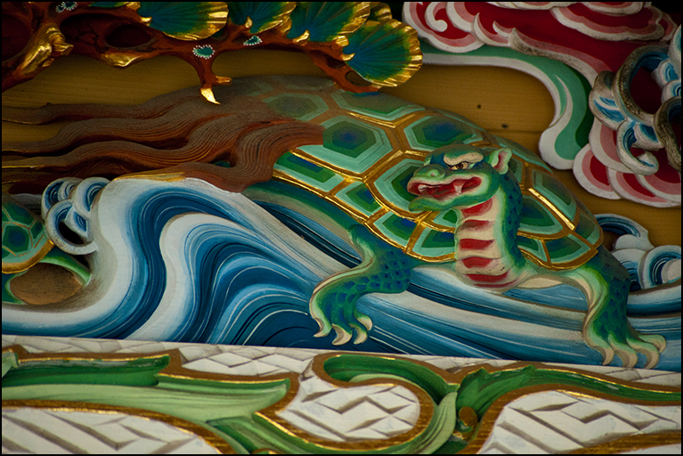 拝殿正面彫刻・玄武