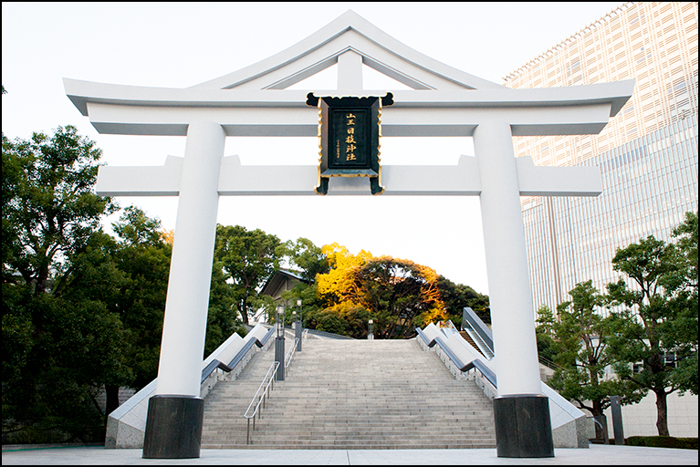 山王鳥居（外堀通りより望む）