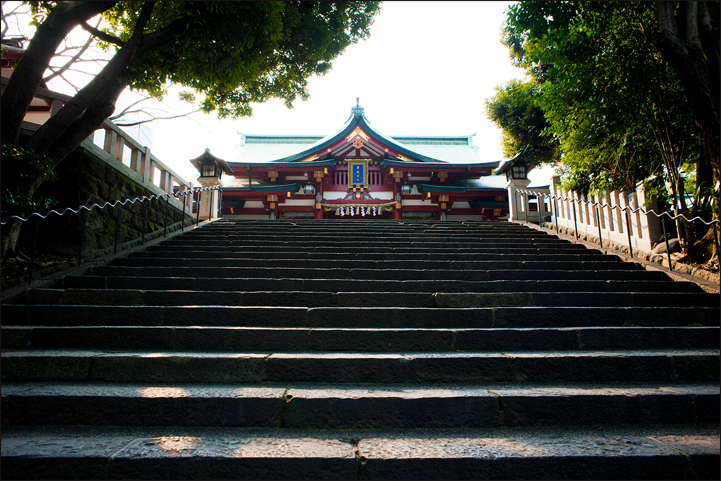 男坂より神門を望む