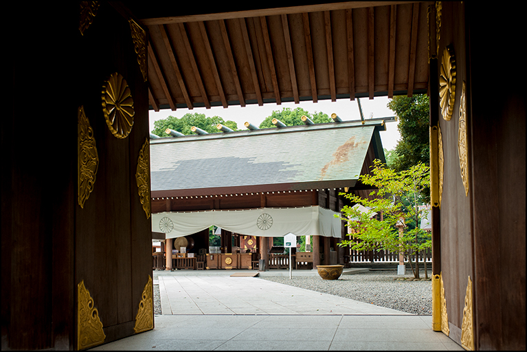 瑞祥門より拝殿を望む