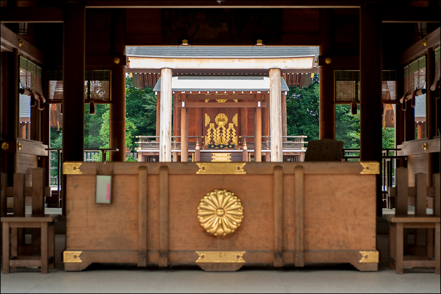 拝殿より本殿を望む