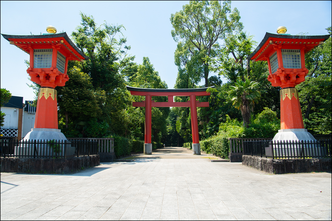 大灯籠に北鳥居