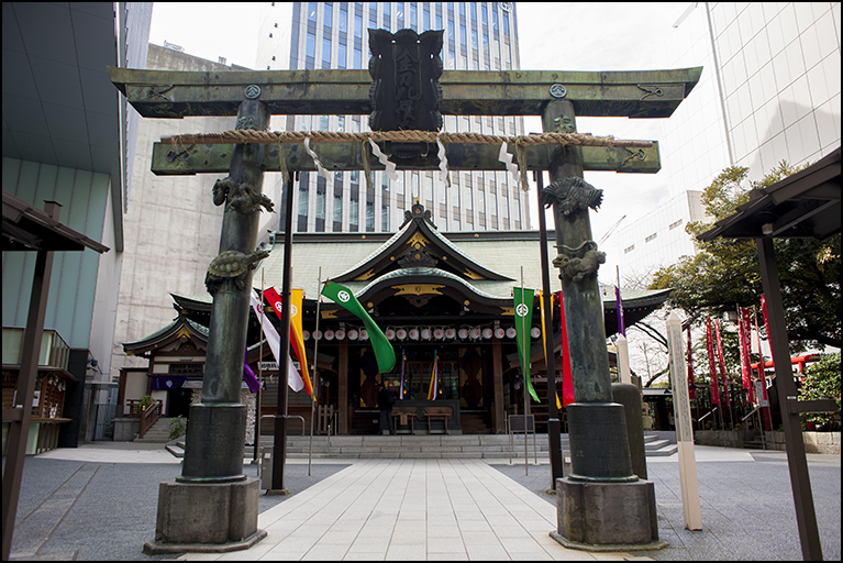 銅鳥居より拝殿を望む