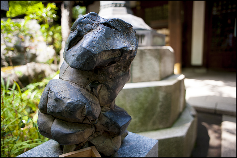 撫でると福が身につく招き石
