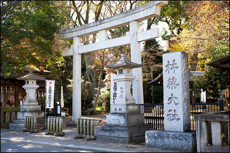 一の鳥居に社号碑
