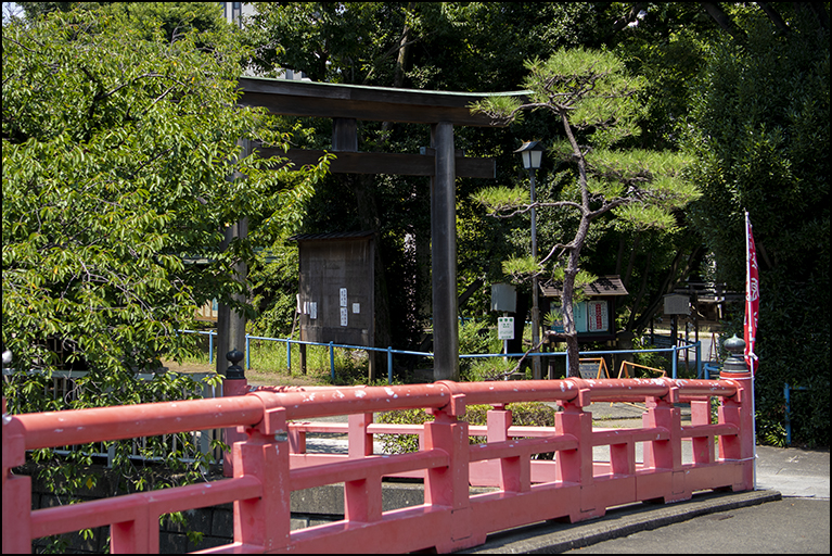 鎮守橋より鳥居を望む