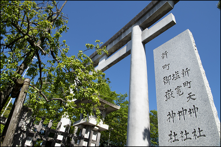 社号標に鳥居