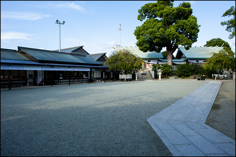 参道より境内を望む