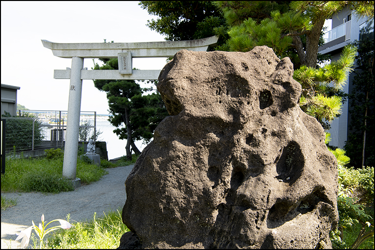 福石に鳥居