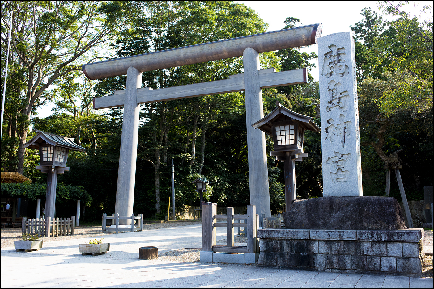 大鳥居に社号碑