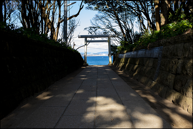 参道より海を望む
