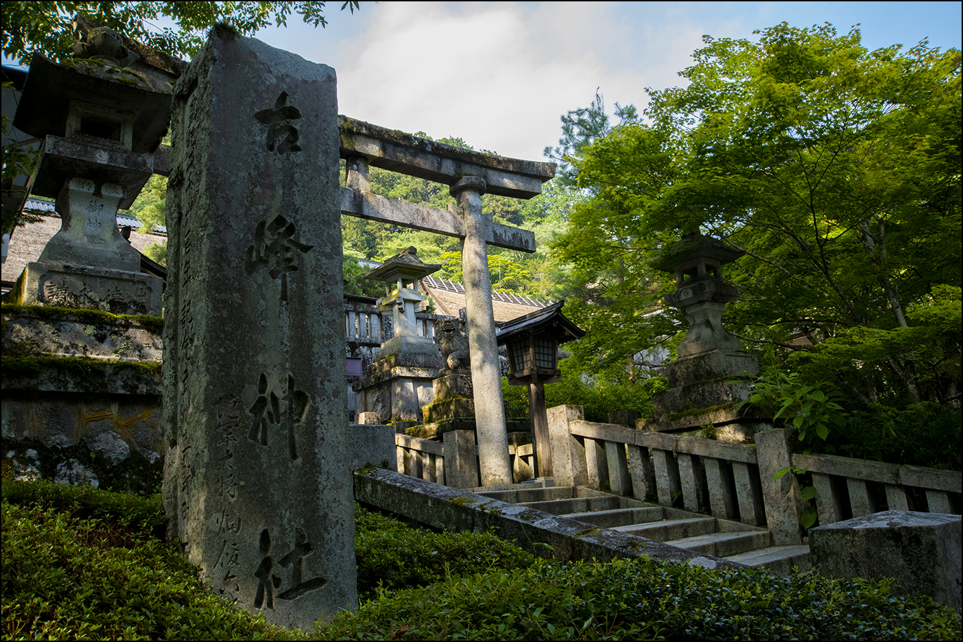 社号碑に六の鳥居