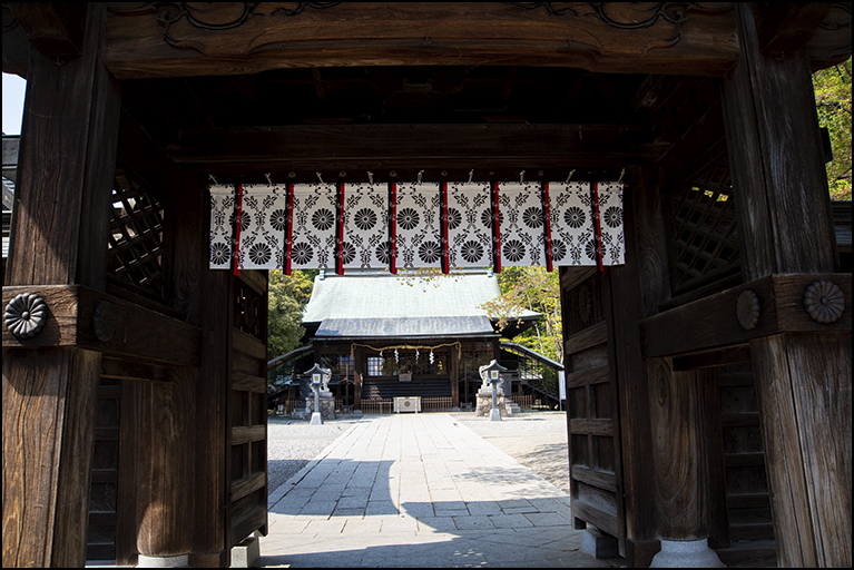 唐破風神門より拝殿を望む