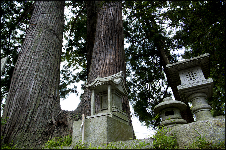 石祠に灯籠