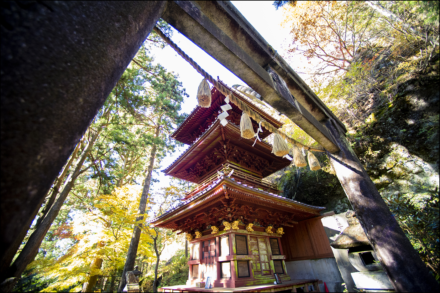 三の鳥居に三重塔