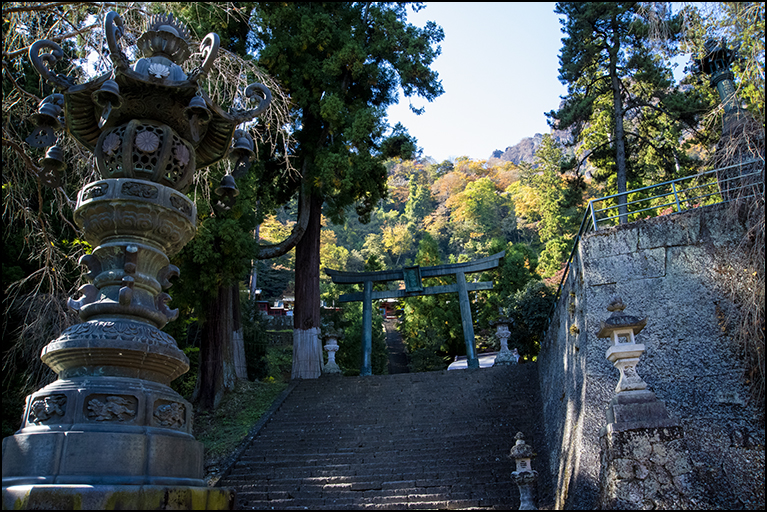 青銅の燈籠と大鳥居