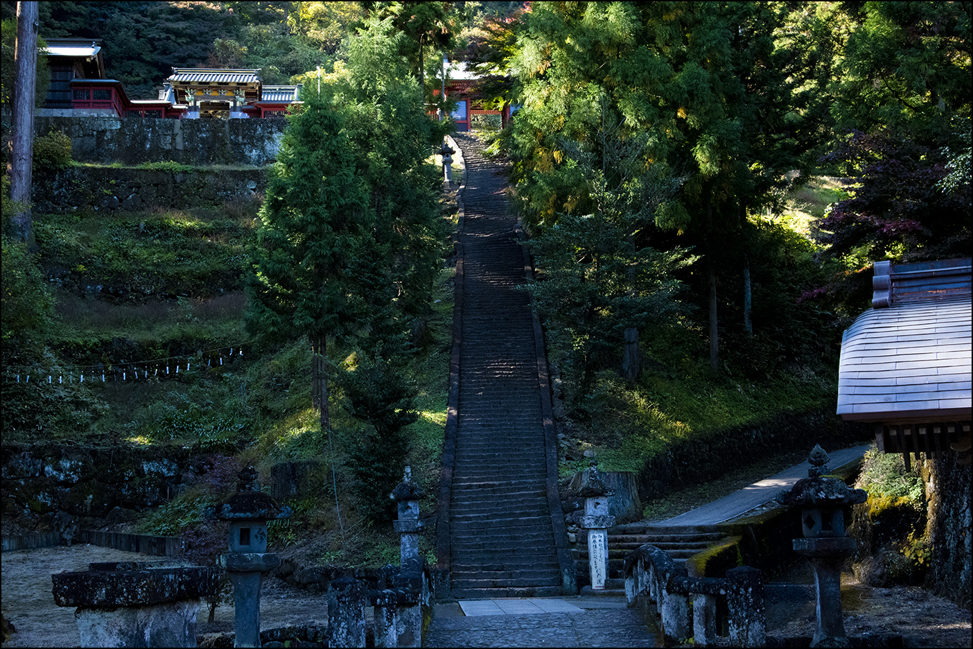 165段の石段