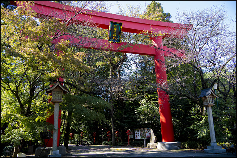 社号標に鳥居