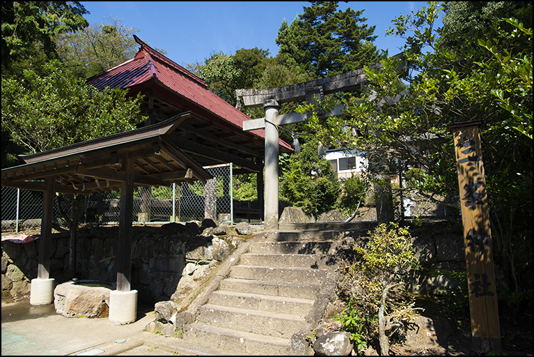 社号標に手水舎
