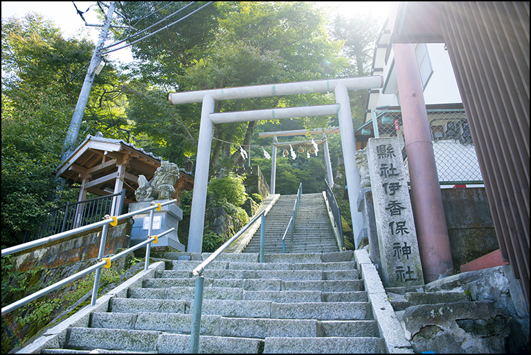 社号標に鳥居