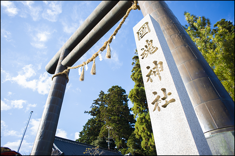 社号標に鳥居