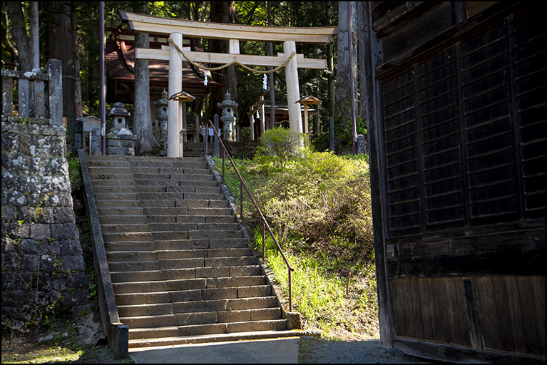 石段に鳥居