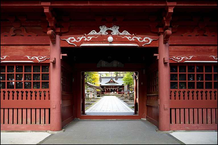 神門より拝殿を望む