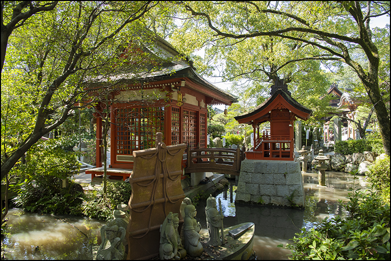 七福神より本殿を望む