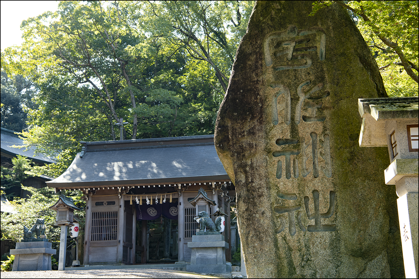 社号碑に随神門