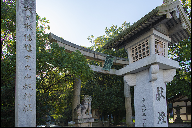 社号標に鳥居