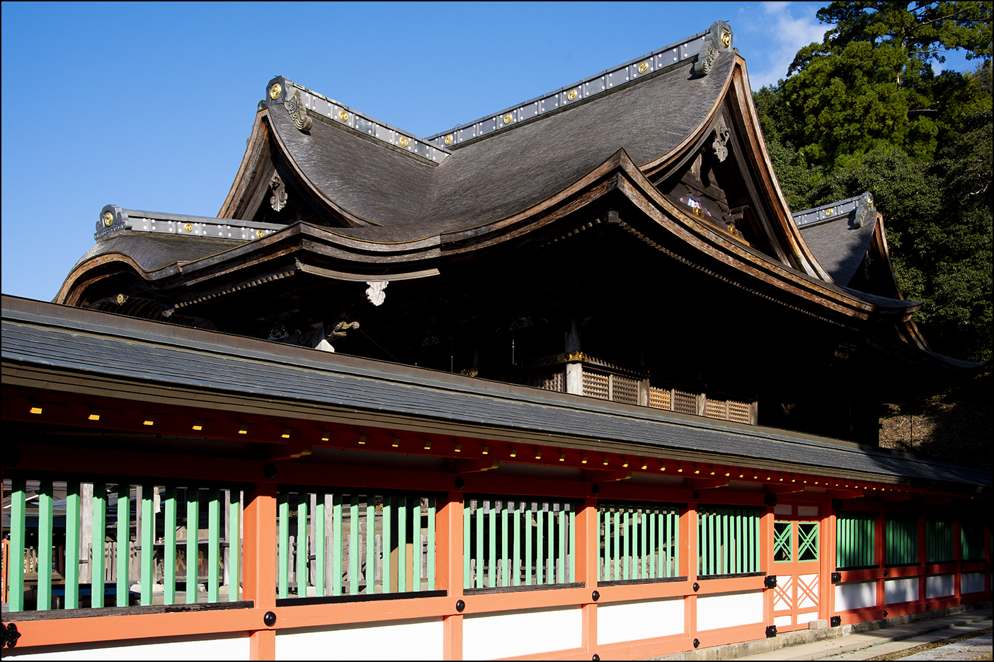 透塀より社殿を望む