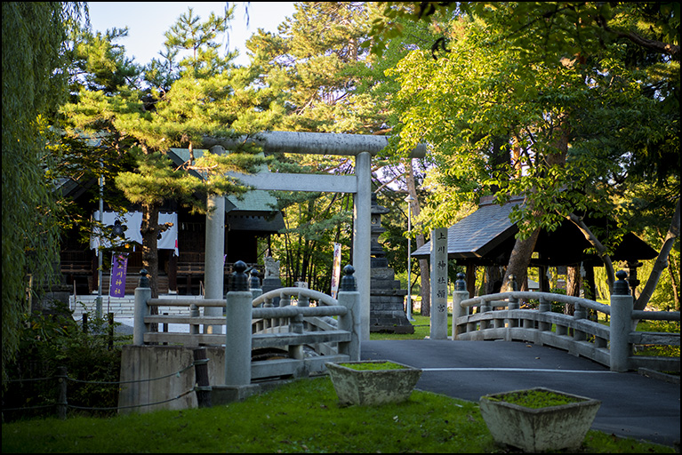 神橋に社号標と鳥居