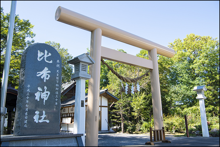 社号標に鳥居
